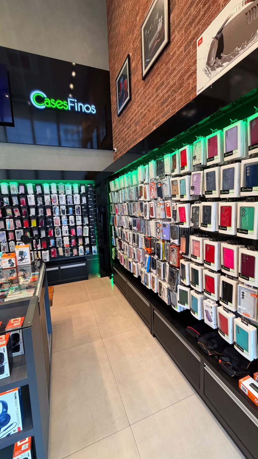 Parede de capinhas para iPhone na loja CasesFinos