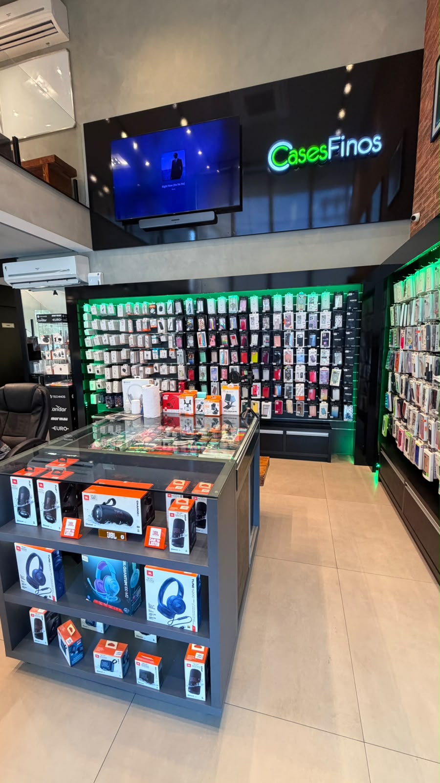 Ilha com caixas de som e fones JBL